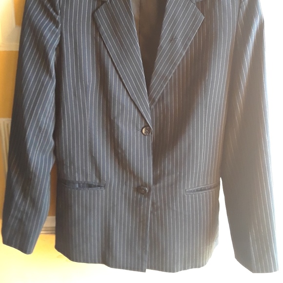 Gorgeous pinstripe blazer/suit jacket - Picture 3 of 7